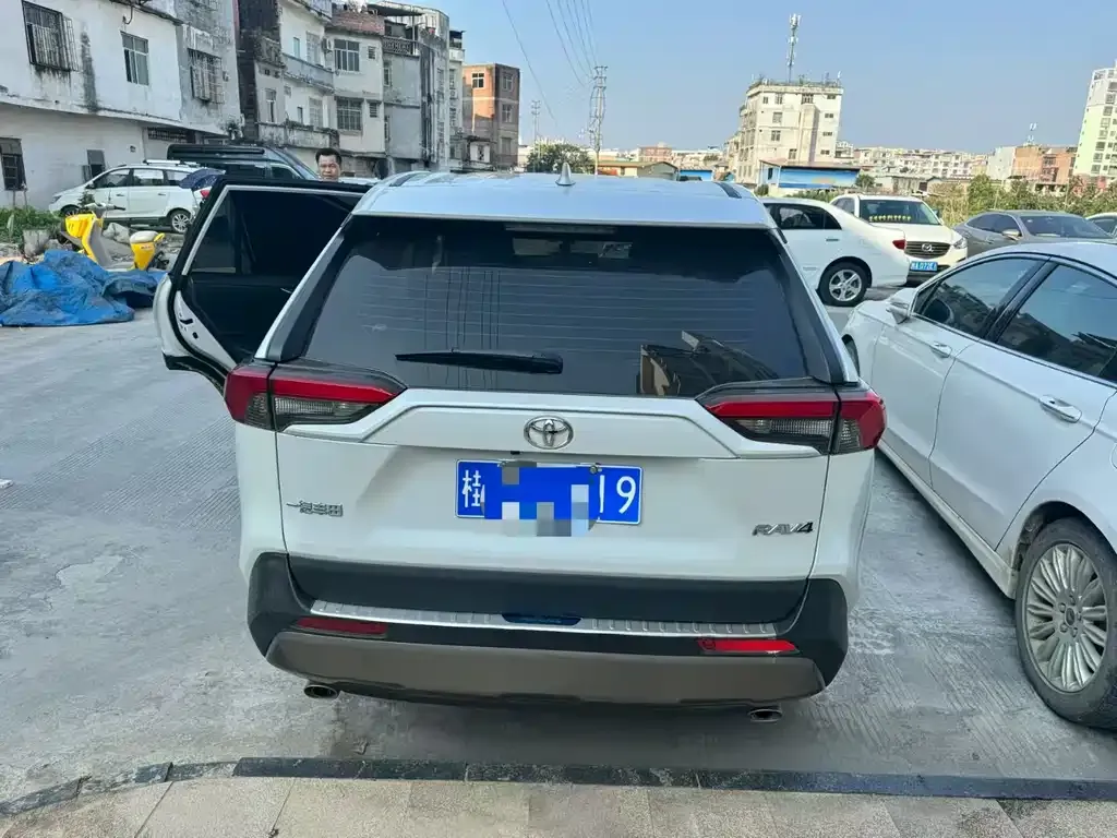 Toyota RAV4 — фото 5