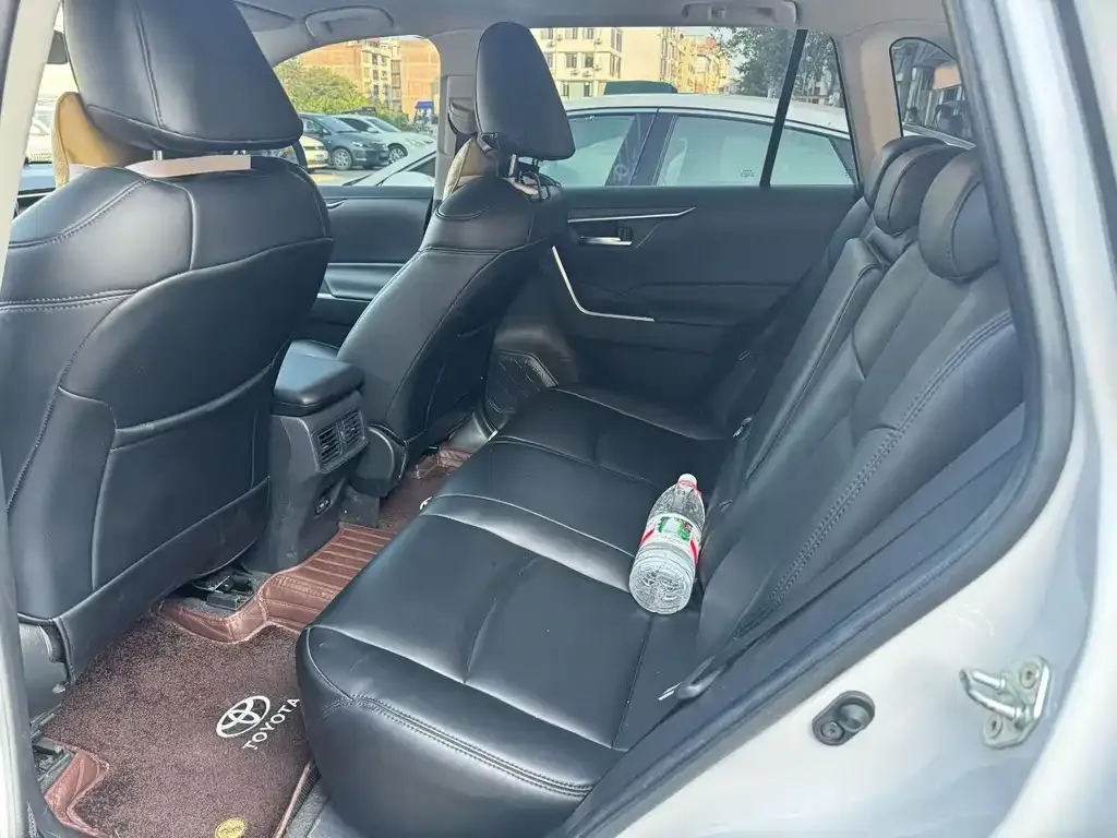Toyota RAV4 — фото 4