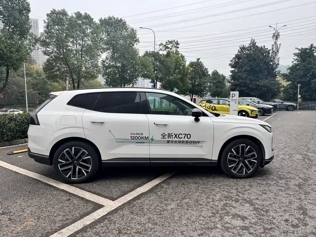 Volvo XC70 Plug-in Hybrid — фото 7
