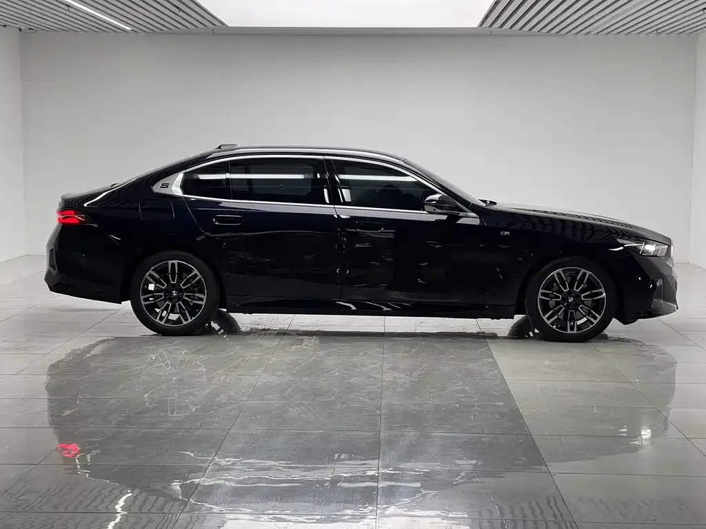 BMW 5 Series 2025 из CN, фото 3
