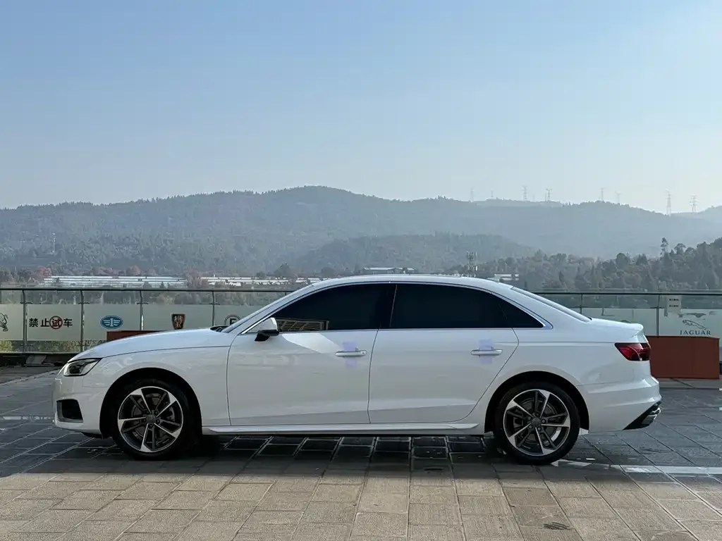 Audi A4L 2021 из CN, фото 2