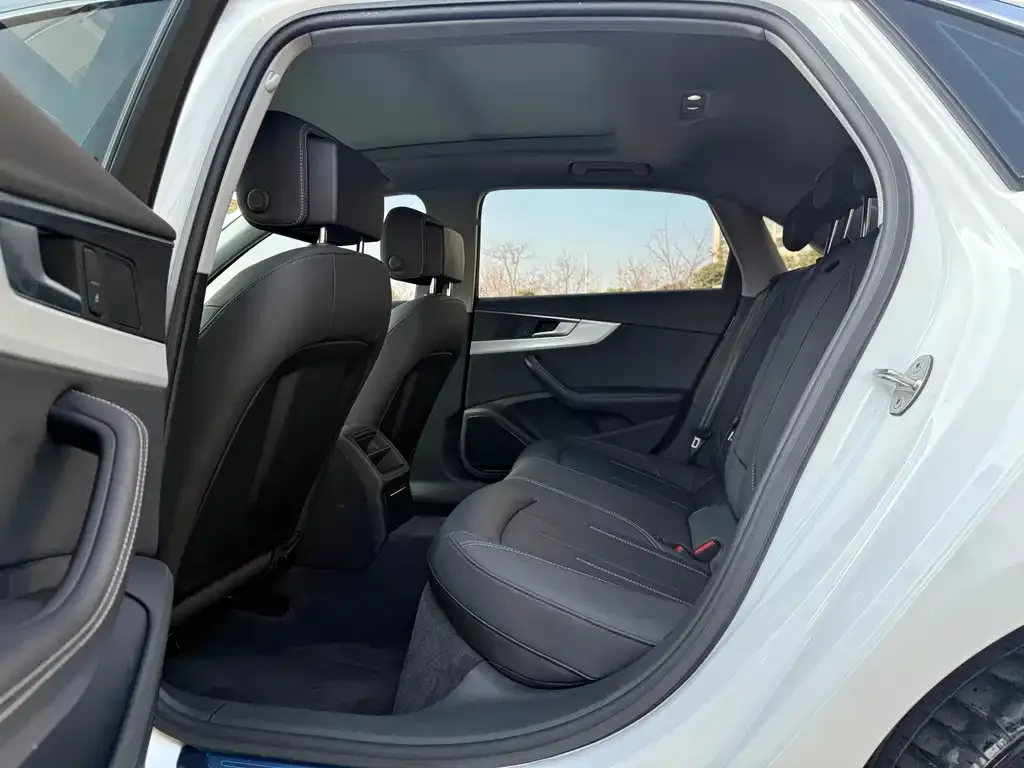 Audi A4L 2021 из CN, фото 3