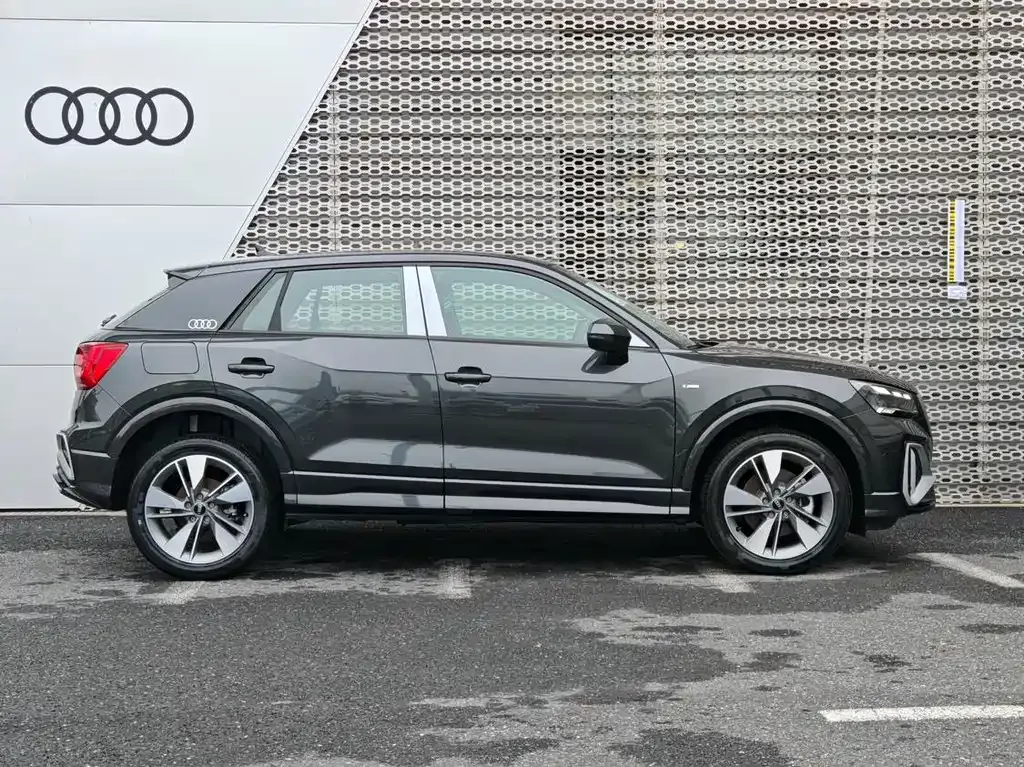 Audi Q2L 2025 из CN, фото 9