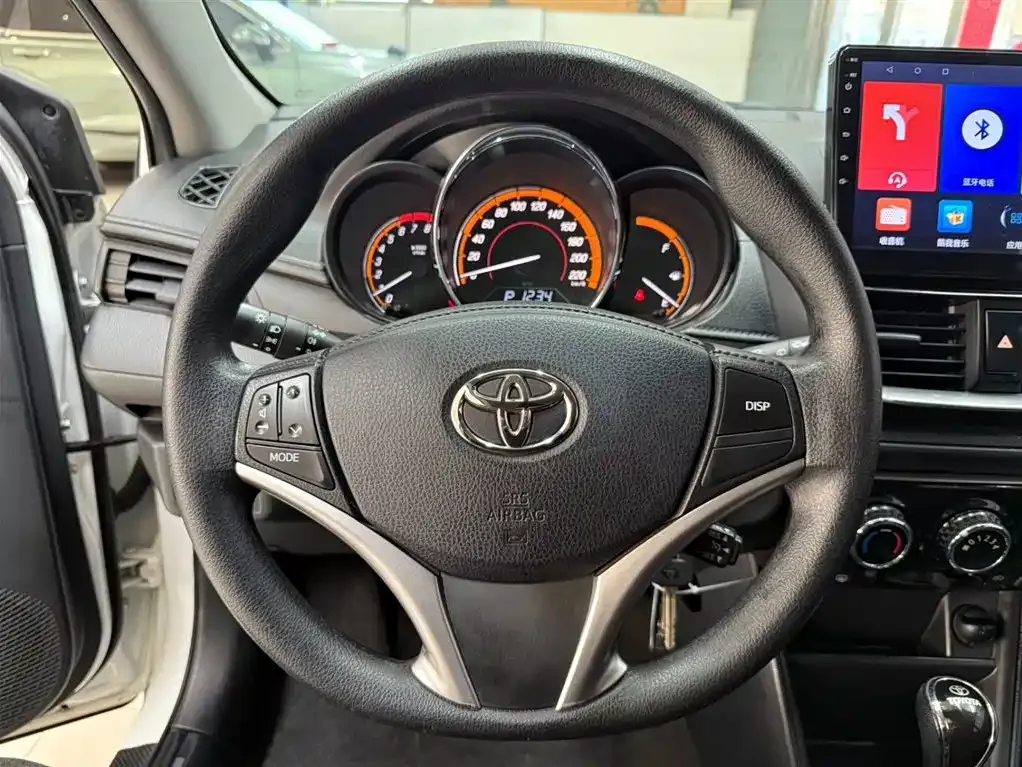 Toyota Yaris L — фото 10