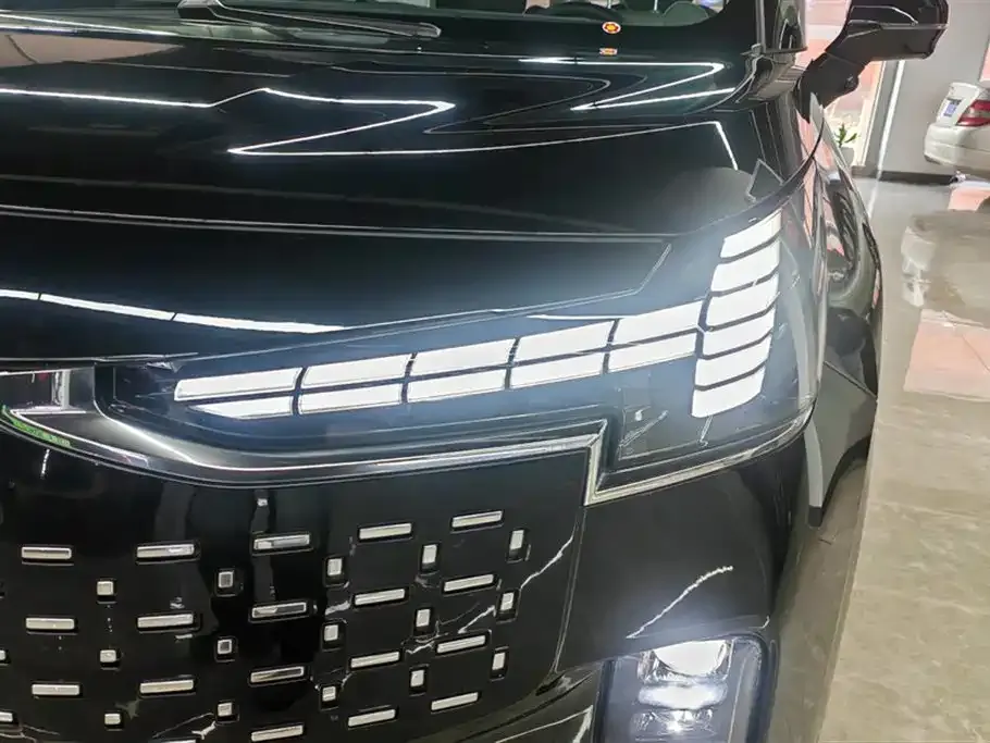 Volvo EM90 2024 из CN, фото 8