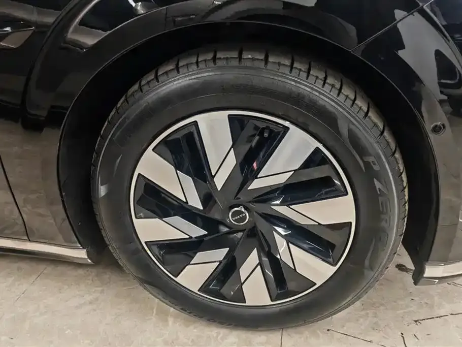Volvo EM90 2024 из CN, фото 7