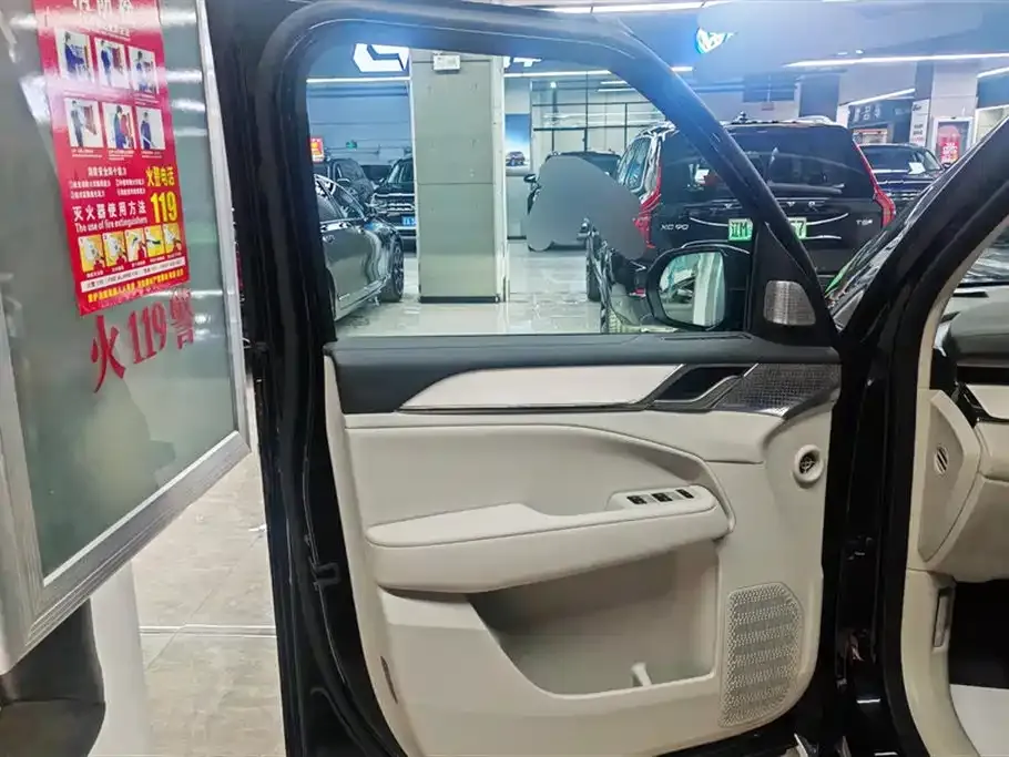 Volvo EM90 2024 из CN, фото 5