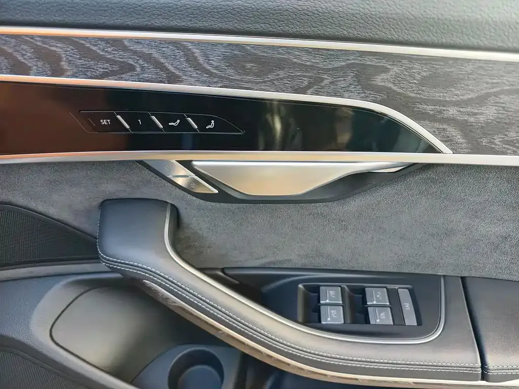 Audi A8 2023 из CN, фото 3