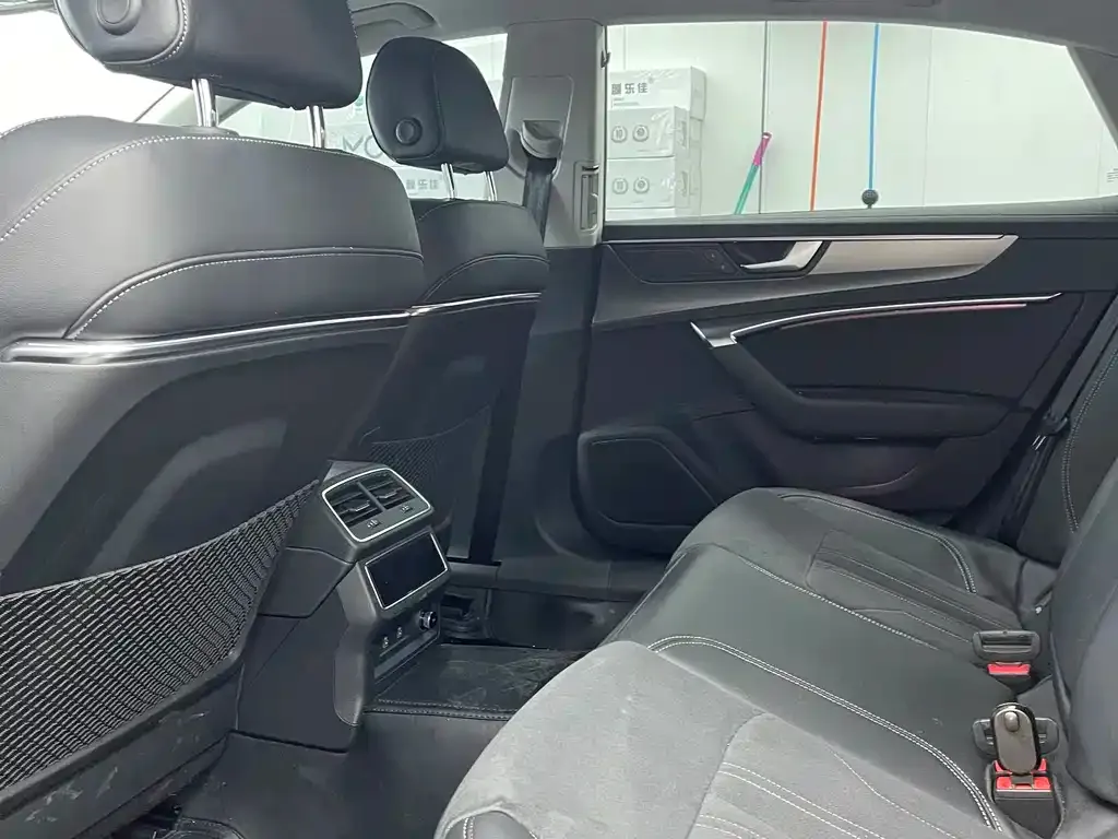 Audi A7L 2023 из CN, фото 5