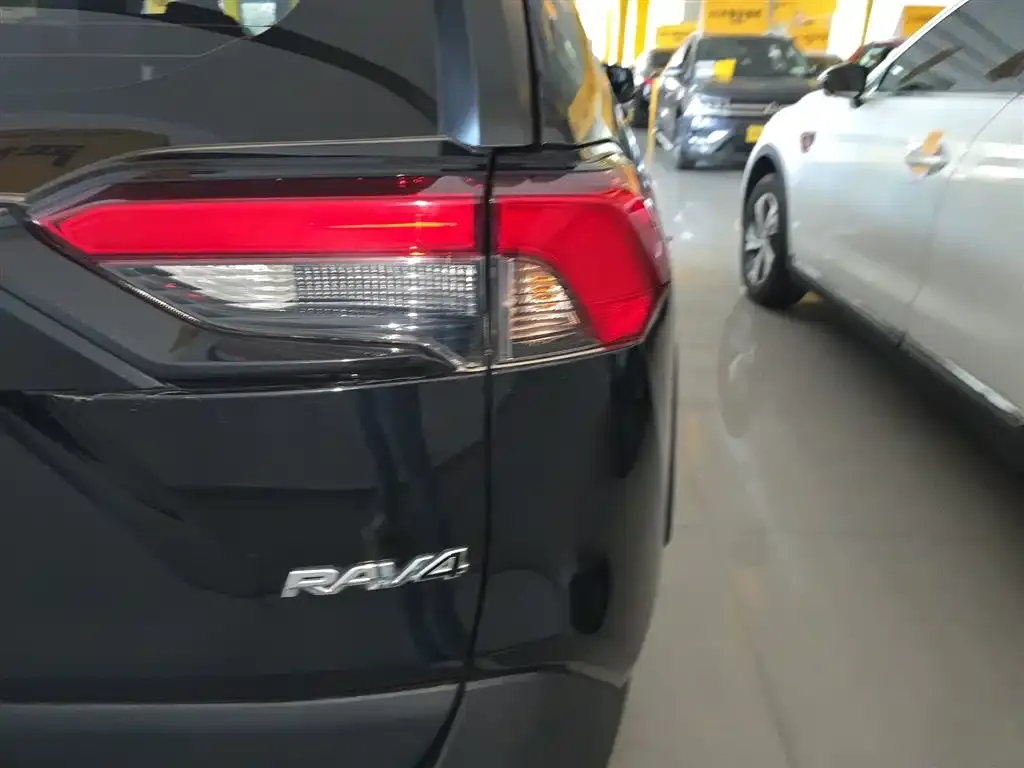 Toyota RAV4 2023 из CN, фото 3