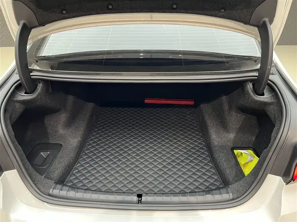 BMW 5 Series 2023 из CN, фото 8