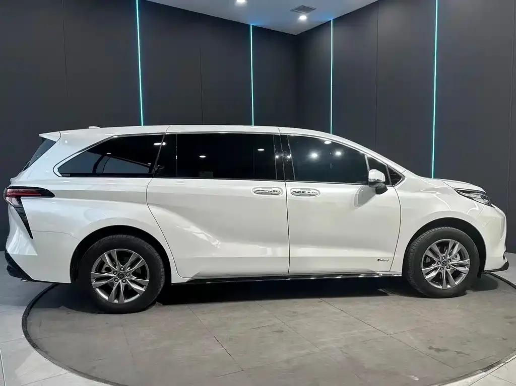 Toyota Sienna 2024 из CN, фото 2