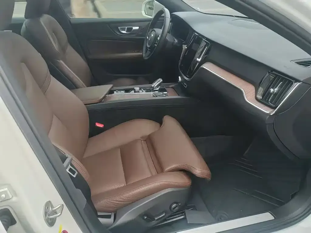 Volvo S60 2024 из CN, фото 6