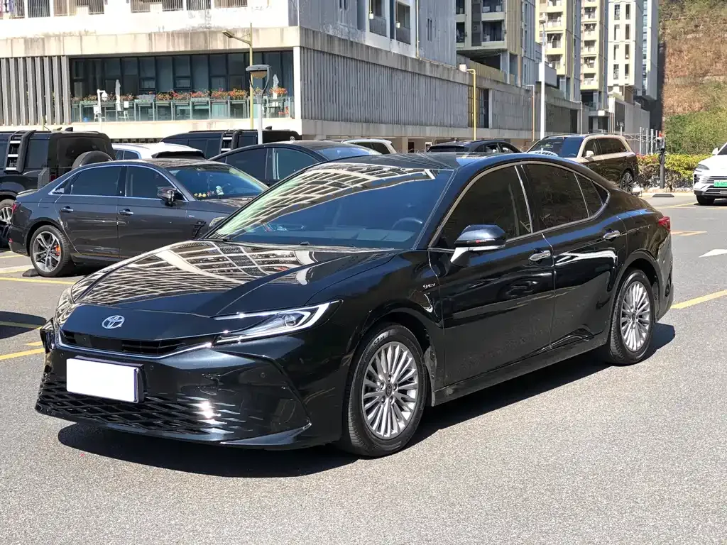 Toyota Camry — фото 1