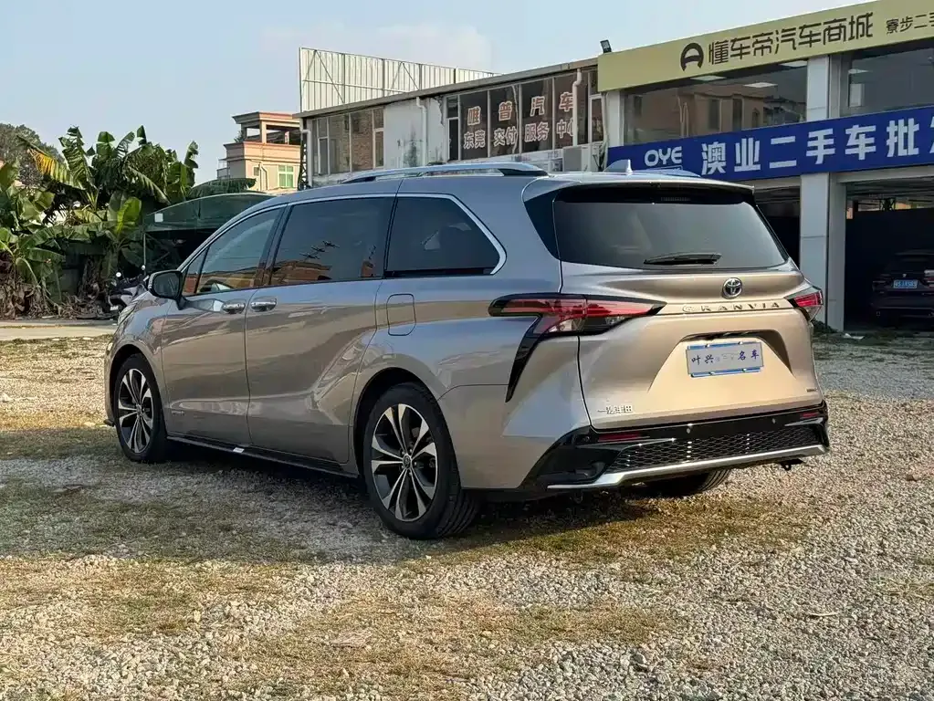Toyota Granvia 2023 из CN, фото 8