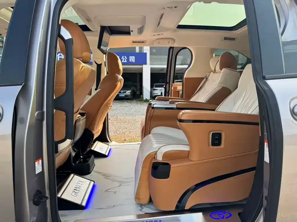 Toyota Granvia 2023 из CN, фото 2