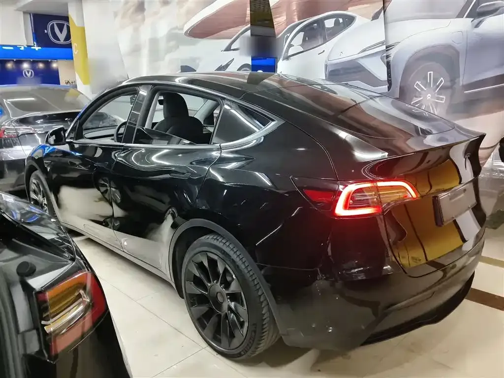 Tesla Model Y — фото 4