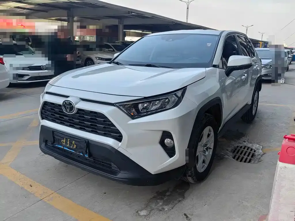 Toyota RAV4 2023 из CN, фото 1