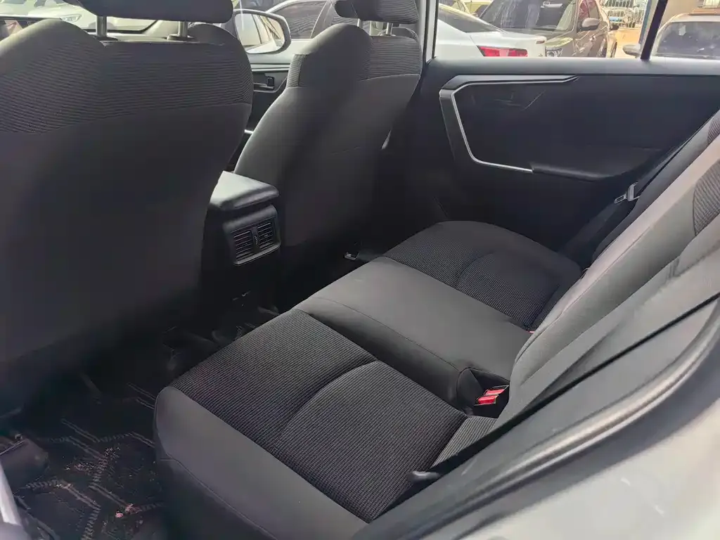 Toyota RAV4 2023 из CN, фото 2
