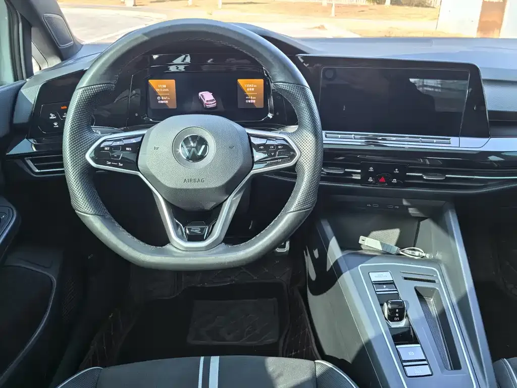 Volkswagen Golf 2024 из CN, фото 2