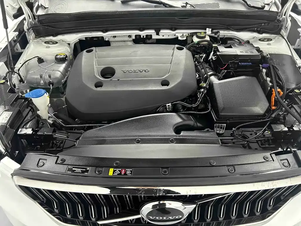 Volvo XC40 — фото 10