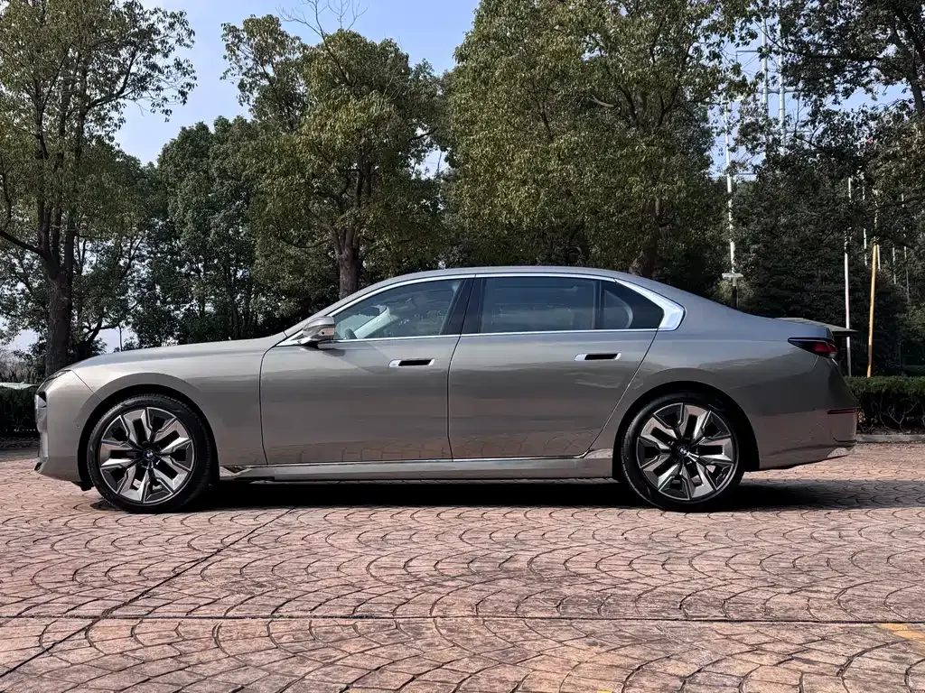BMW 7 Series — фото 10