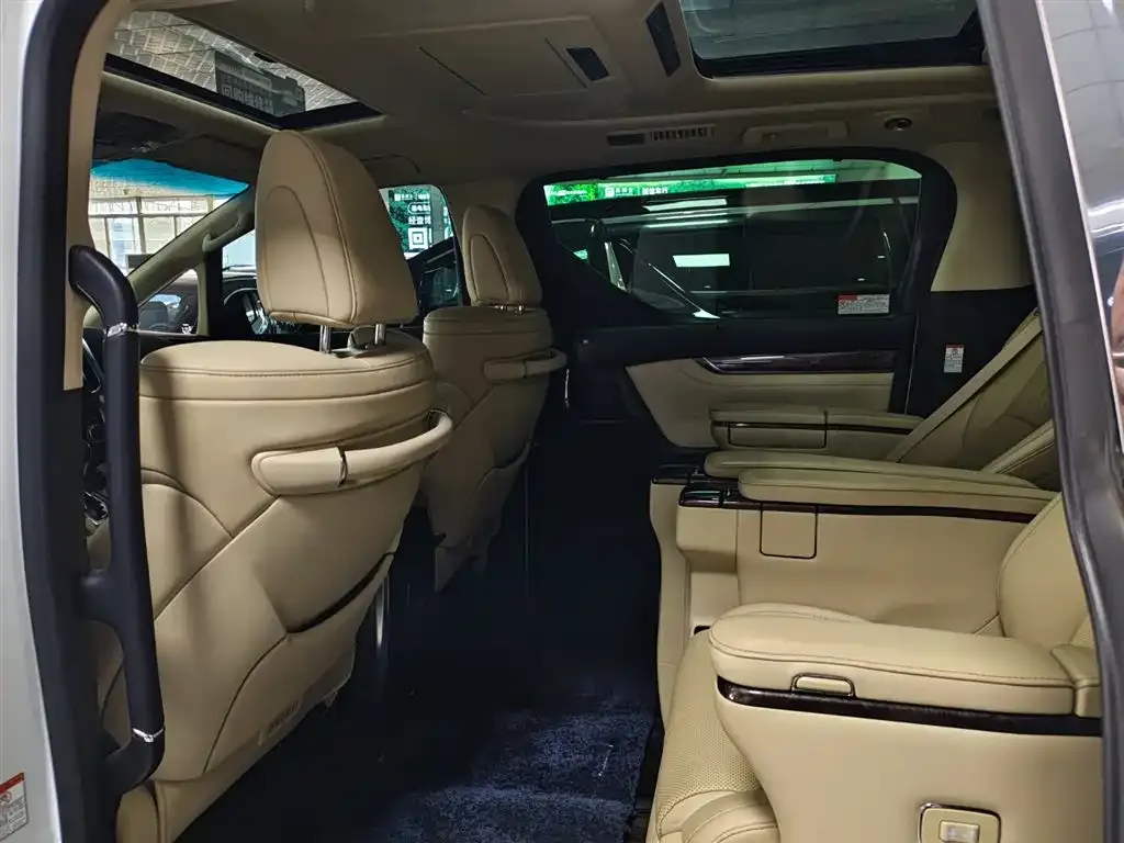 Toyota Vellfire — фото 2