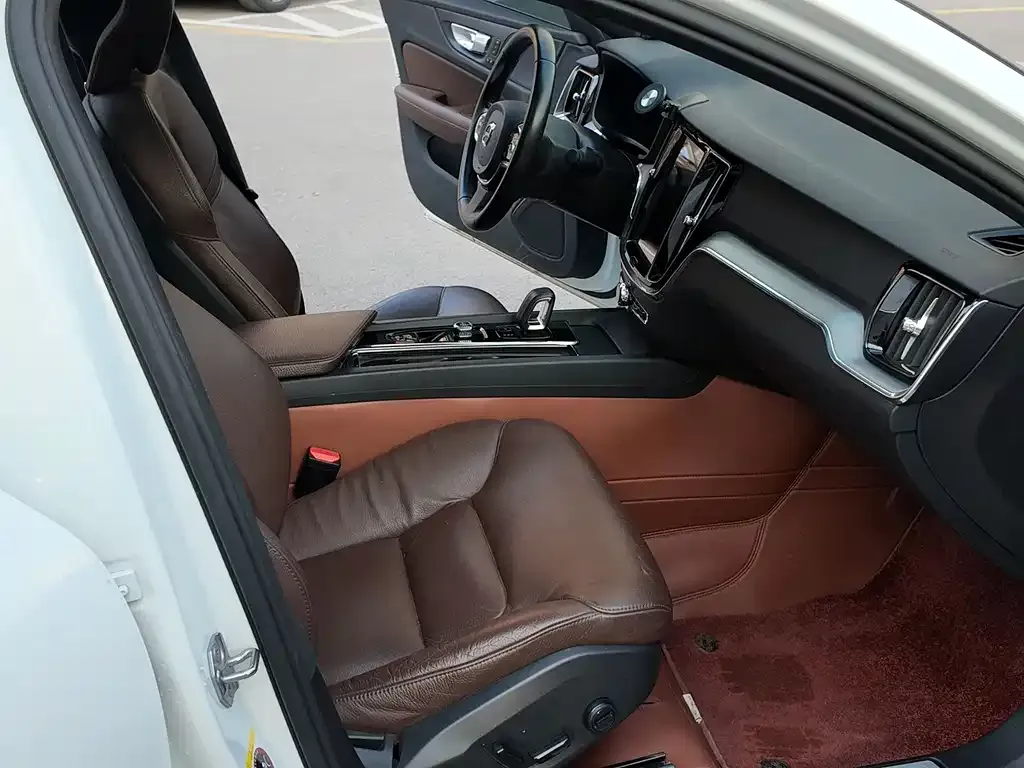 Volvo S60 2022 из CN, фото 3