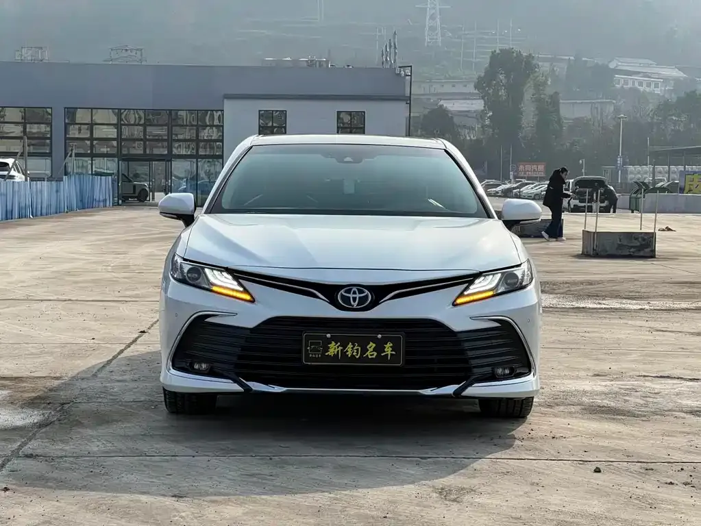 Toyota Camry — фото 1