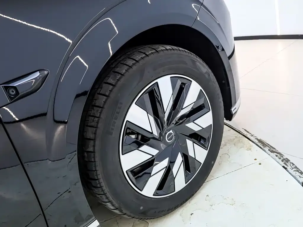 Volvo EM90 2024 из CN, фото 8