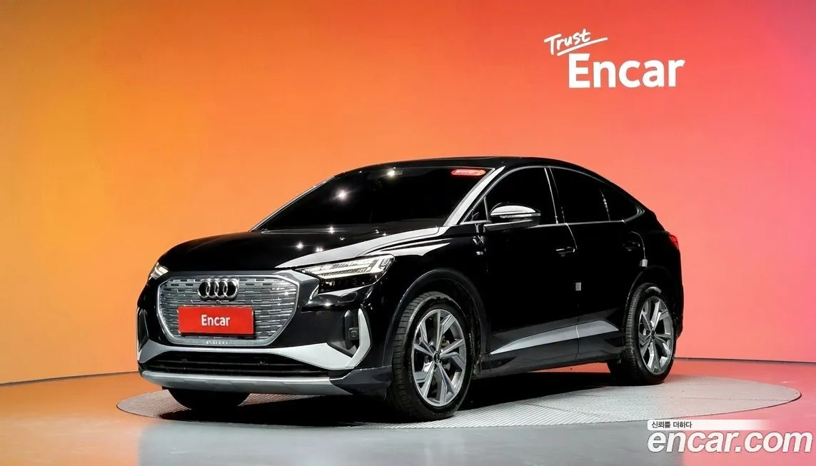 Audi Q4 e-tron — фото 1