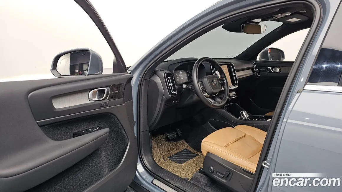 Volvo XC40 — фото 10