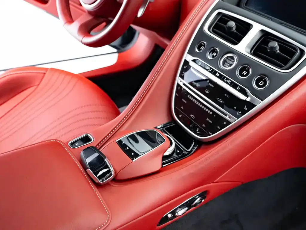 Aston Martin DB11 2022 из CN, фото 6
