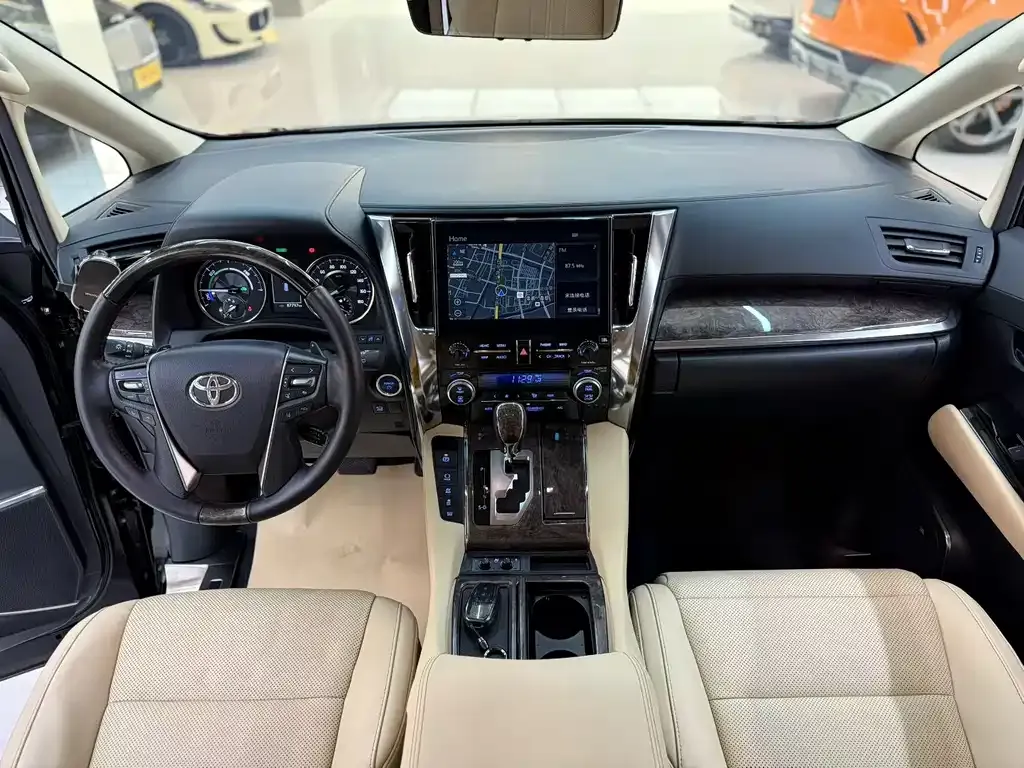 Toyota Vellfire — фото 10