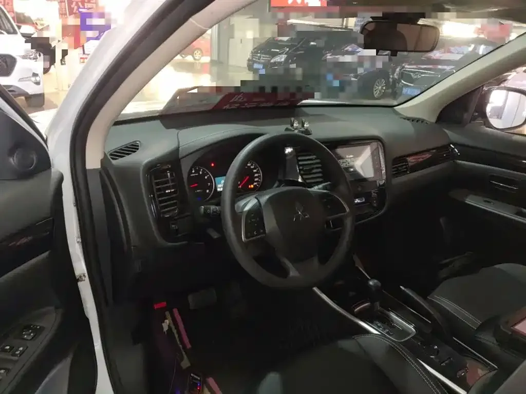 Mitsubishi Outlander 2023 из CN, фото 10