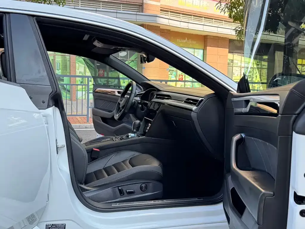 Volkswagen CC 2023 из CN, фото 2