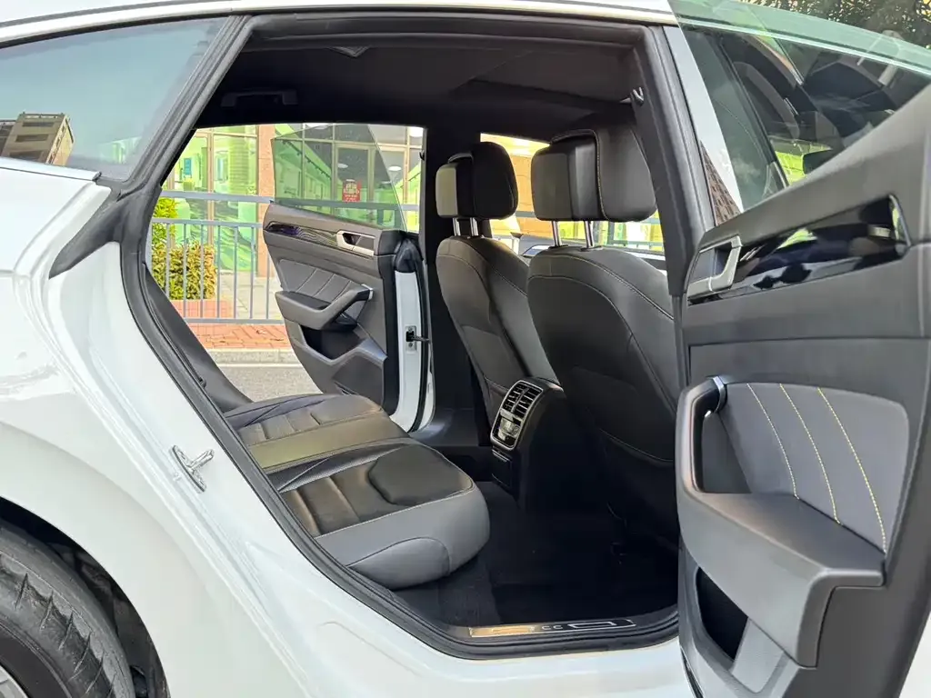 Volkswagen CC 2023 из CN, фото 4