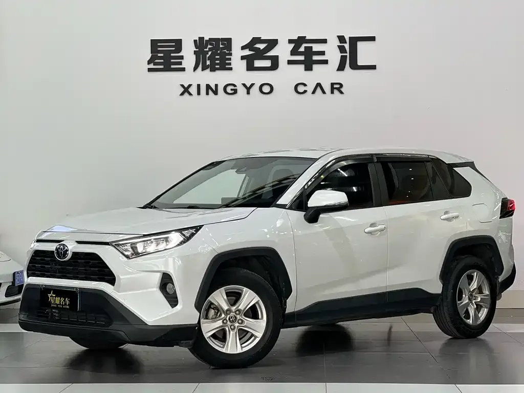Toyota RAV4 — фото 1