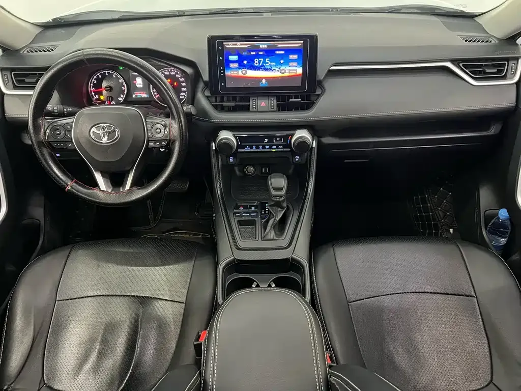 Toyota RAV4 — фото 8