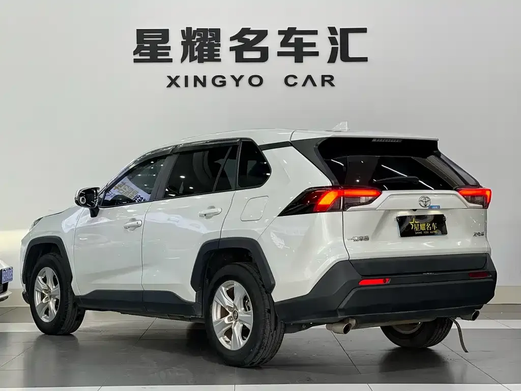 Toyota RAV4 — фото 5