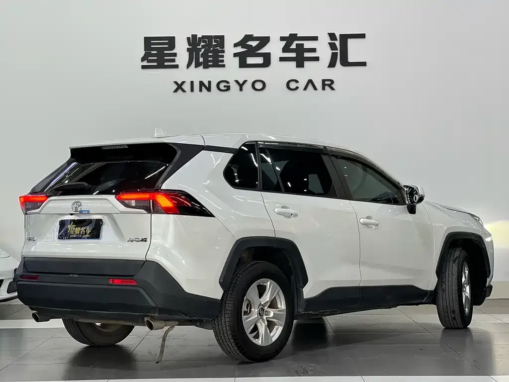 Toyota RAV4 — фото 3