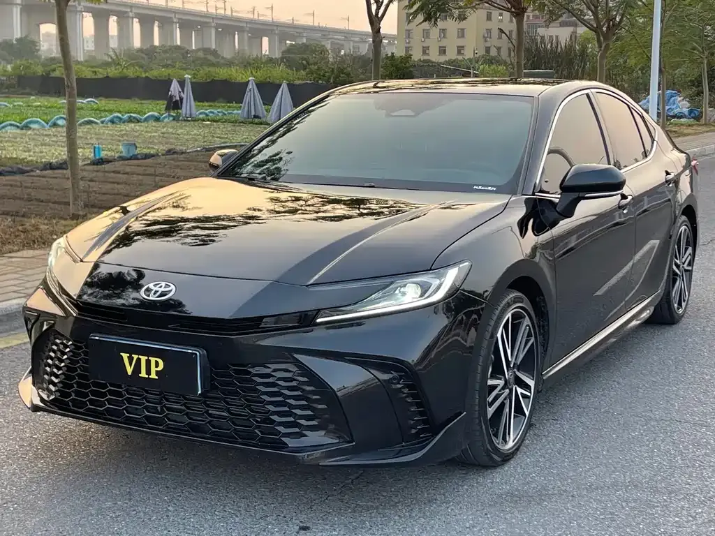 Toyota Camry — фото 1