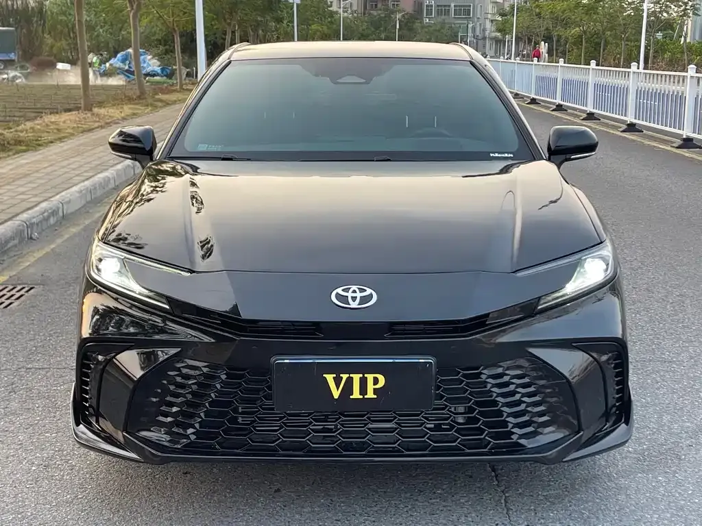 Toyota Camry — фото 5