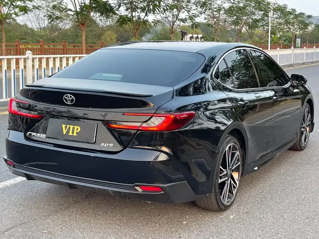 Toyota Camry — фото 9