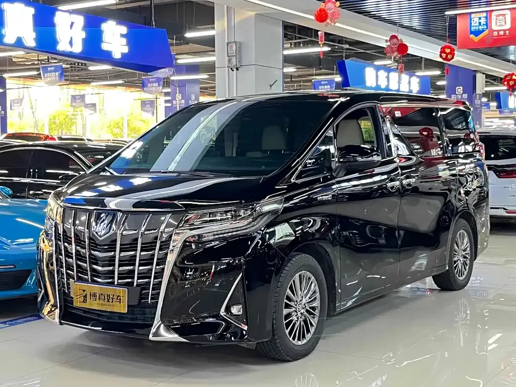 Toyota Alphard — фото 1