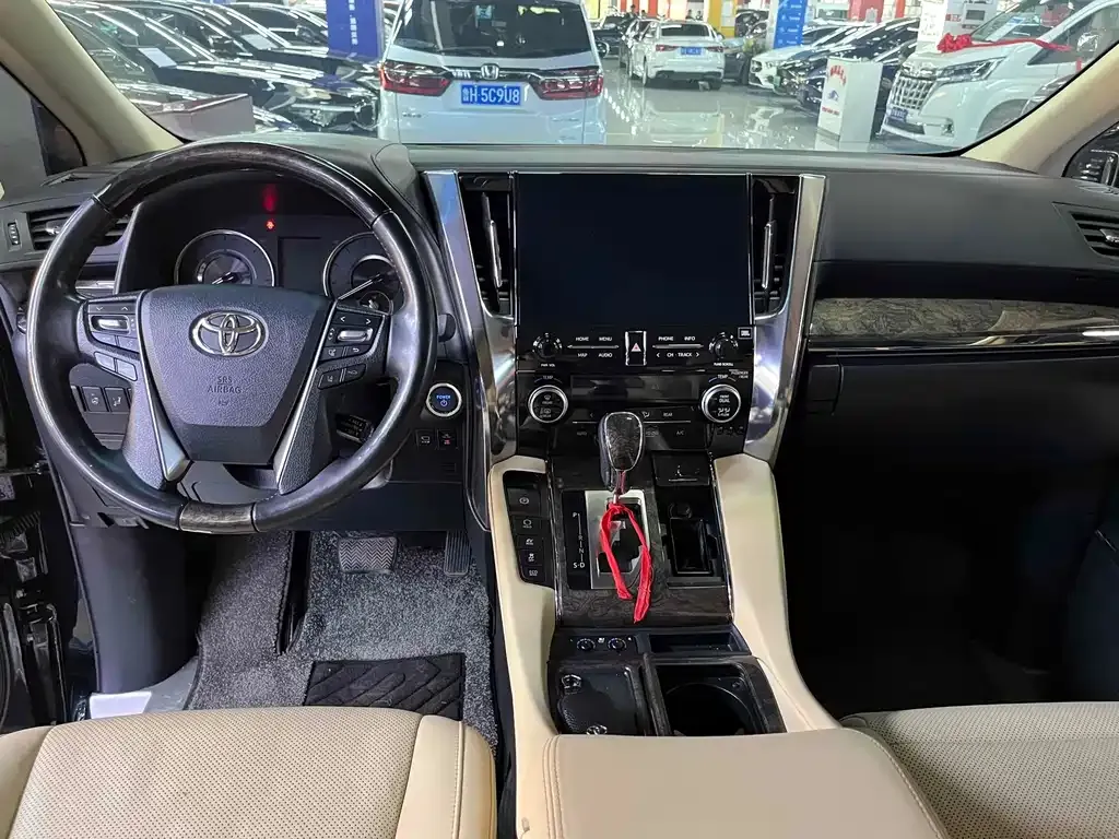 Toyota Alphard — фото 4