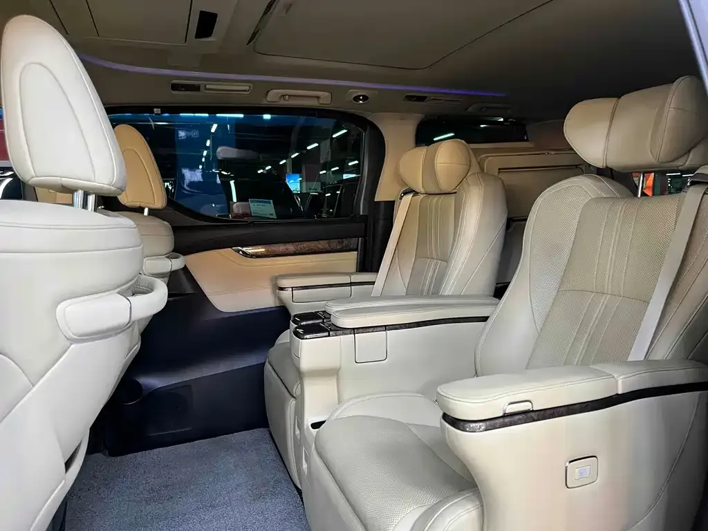 Toyota Alphard — фото 8