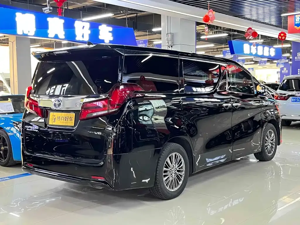 Toyota Alphard — фото 9