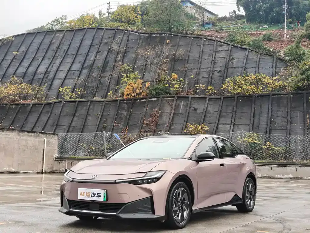 Toyota bZ3 2023 из CN, фото 1