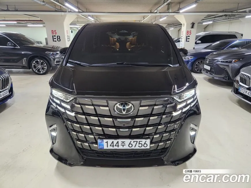Toyota Alphard — фото 1